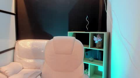 Snapshot of emysilver chatting on 02/06/25, 04:14 Emy Silver online show from 02/06/25, 04:14