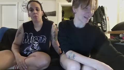 Snapshot of enby_dykes chatting on 12/26/24, 12:46 Cedar redhead and River brunette online show from 12/26/24, 12:46