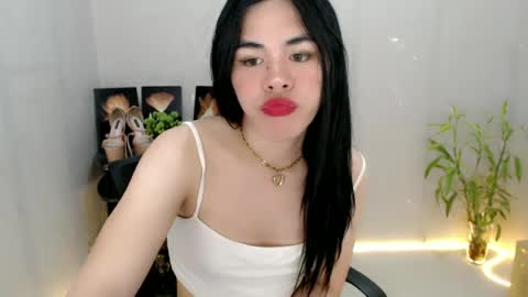 Snapshot of enchantress_mia03 chatting on 06/16/26, 06:27 enchantress_mia03 online show from 06/16/26, 06:27