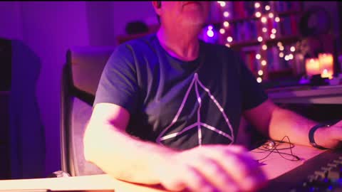 uk online show from 01/12/25, 01:53