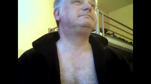 Snapshot of englishguysurrey chatting on 01/09/25, 08:13 englishguysurrey online show from 01/09/25, 08:13