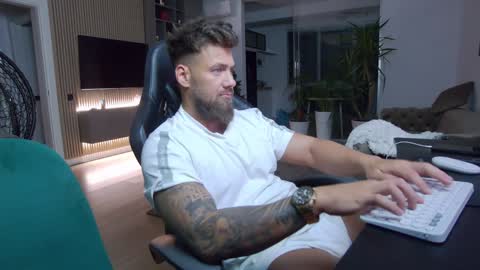 Erik online show from 01/03/25, 07:18