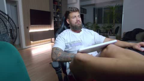 Erik online show from 01/19/25, 06:21