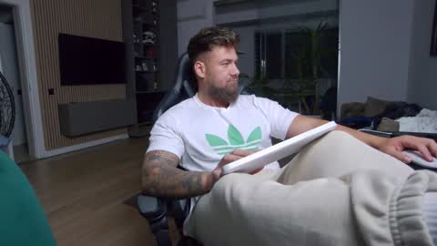 Erik online show from 02/03/25, 06:49