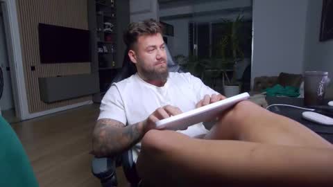 Erik online show from 02/14/25, 07:54