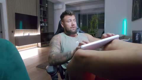 Erik online show from 10/12/25, 06:29