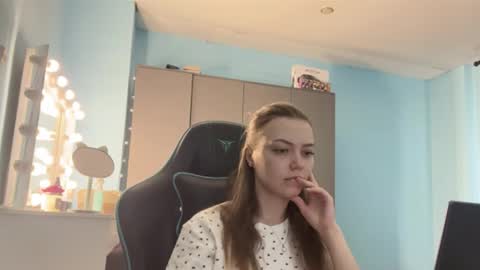 Snapshot of eracloke chatting on 03/10/26, 05:34 Lily online show from 03/10/26, 05:34