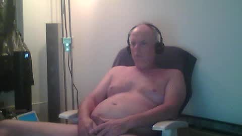Snapshot of eric204 chatting on 07/13/26, 03:31 Eric online show from 07/13/26, 03:31