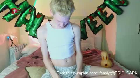 Snapshot of eric_dark chatting on 10/30/25, 04:52 Eric online show from 10/30/25, 04:52