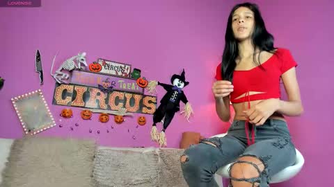 Snapshot of erika1717 chatting on 10/31/25, 01:23 erika1717 online show from 10/31/25, 01:23