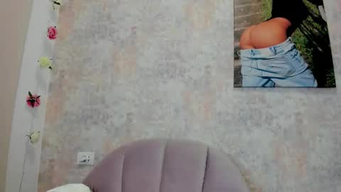 Snapshot of erikabeee1 chatting on 12/17/25, 06:41 Erikabeee online show from 12/17/25, 06:41