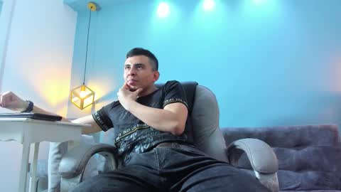 Snapshot of eross_santy chatting on 09/11/25, 01:11 Eross online show from 09/11/25, 01:11