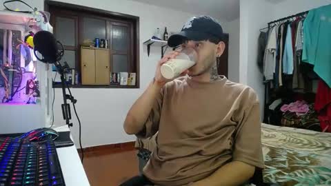 Snapshot of esjrobles chatting on 01/14/25, 02:19 Esteban online show from 01/14/25, 02:19