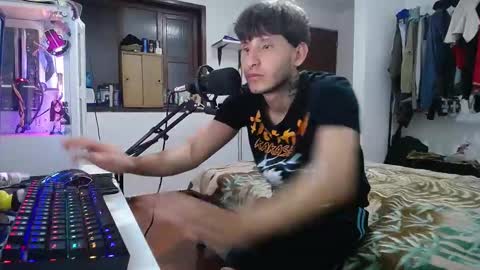 Snapshot of esjrobles chatting on 01/18/25, 04:15 Esteban online show from 01/18/25, 04:15