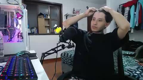 Snapshot of esjrobles chatting on 01/20/25, 02:22 Esteban online show from 01/20/25, 02:22