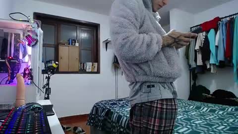 Snapshot of esjrobles chatting on 01/21/25, 02:33 Esteban online show from 01/21/25, 02:33
