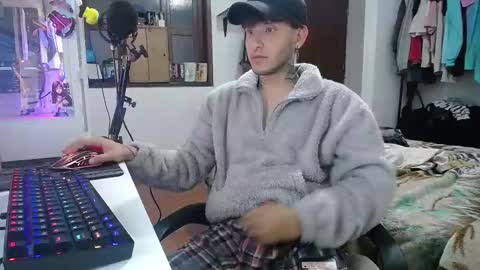 Snapshot of esjrobles chatting on 01/24/25, 06:03 Esteban online show from 01/24/25, 06:03