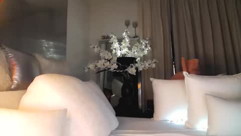 Esther online show from 10/10/25, 09:36