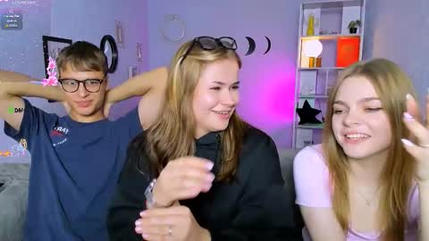 esma_shine online show from 09/19/25, 07:58