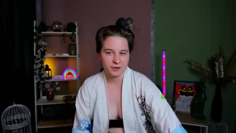 esma_shine online show from 10/19/25, 07:42