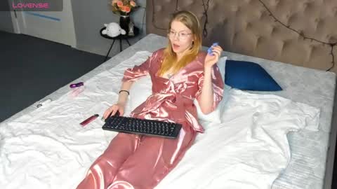 Snapshot of esme_runn chatting on 01/06/25, 10:24 Esme Runn online show from 01/06/25, 10:24