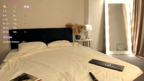 Snapshot of esme_runn chatting on 10/28/25, 03:10 Esme Runn online show from 10/28/25, 03:10