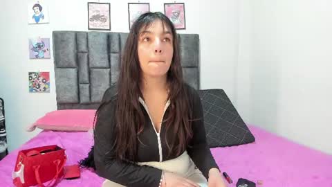 Perla online show from 06/17/26, 06:27