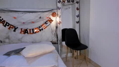 esmeraldanyx online show from 10/28/25, 10:23