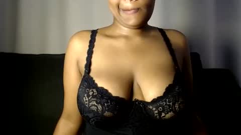 Snapshot of esmeray_ chatting on 06/17/26, 12:02 Esme online show from 06/17/26, 12:02