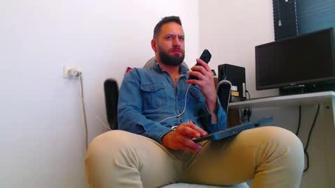 Snapshot of esteban7984068 chatting on 03/25/26, 06:36 esteban online show from 03/25/26, 06:36