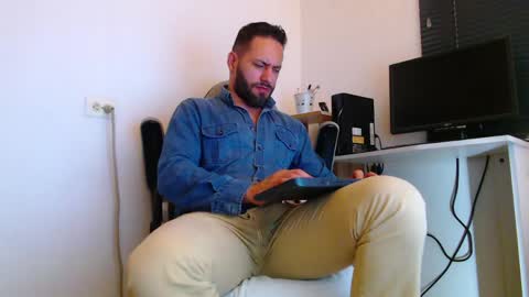 Snapshot of esteban7984068 chatting on 04/08/26, 03:23 esteban online show from 04/08/26, 03:23