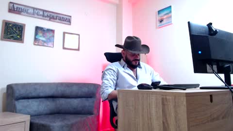 Snapshot of esteban_fer chatting on 04/17/26, 02:42 Esteban Fernandez online show from 04/17/26, 02:42