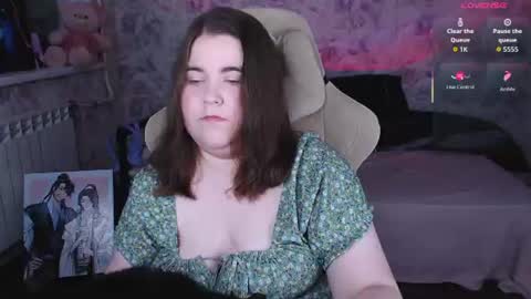 Snapshot of estelle_hicks chatting on 06/16/26, 07:27 estelle_hicks online show from 06/16/26, 07:27