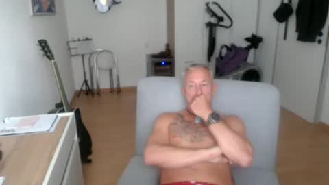 Snapshot of estevano chatting on 06/17/26, 11:45 estevano online show from 06/17/26, 11:45