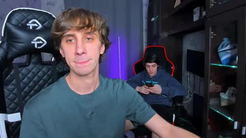 Snapshot of esthetics_boys chatting on 02/21/25, 08:05 LOUIS online show from 02/21/25, 08:05