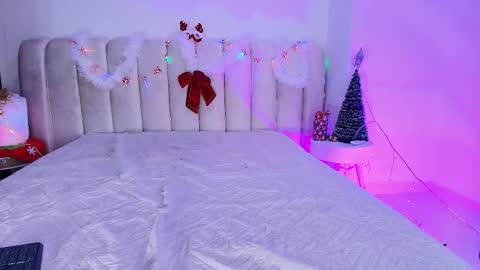 Snapshot of estrella_hanks_ chatting on 12/16/25, 11:59 Estrella online show from 12/16/25, 11:59