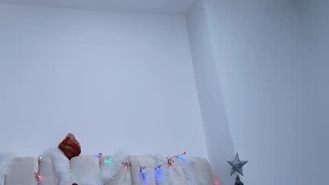 Snapshot of estrella_hanks_ chatting on 12/17/25, 12:00 Estrella online show from 12/17/25, 12:00