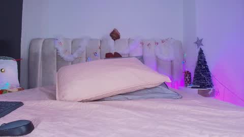 Snapshot of estrella_hanks_ chatting on 12/19/25, 12:01 Estrella online show from 12/19/25, 12:01