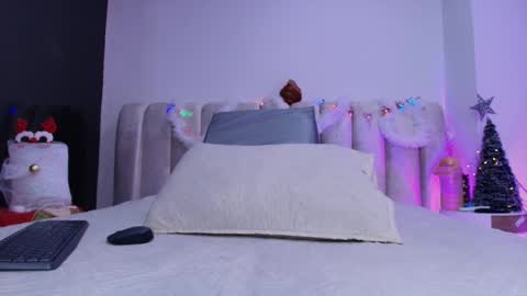 Snapshot of estrella_hanks_ chatting on 12/20/25, 12:01 Estrella online show from 12/20/25, 12:01