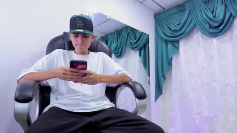 Snapshot of ethan_boy_ chatting on 12/18/24, 09:29 Ethan online show from 12/18/24, 09:29