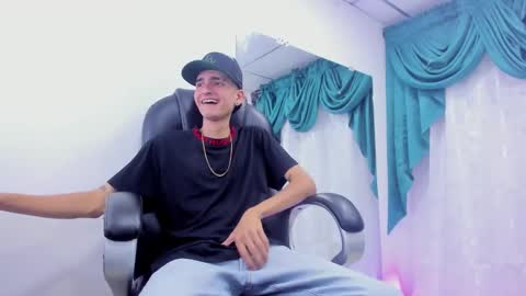 Snapshot of ethan_boy_ chatting on 12/20/24, 10:32 Ethan online show from 12/20/24, 10:32