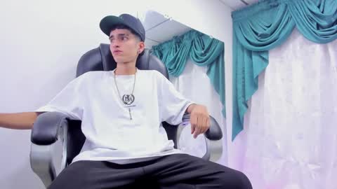 Snapshot of ethan_boy_ chatting on 12/23/24, 10:12 Ethan online show from 12/23/24, 10:12