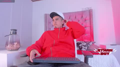 Snapshot of ethan_boy_ chatting on 11/25/25, 09:04 Ethan online show from 11/25/25, 09:04