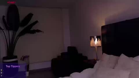 Snapshot of ethan_skiny_ chatting on 09/30/25, 04:39 Joan online show from 09/30/25, 04:39