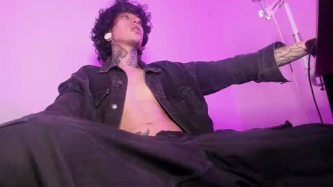 Snapshot of ethan_sykes chatting on 11/17/25, 05:13 Ethan sykes online show from 11/17/25, 05:13