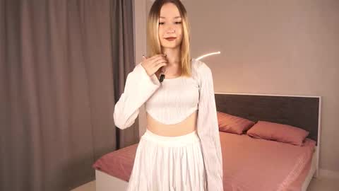 Snapshot of ettaprada chatting on 11/11/25, 05:40 Riley online show from 11/11/25, 05:40