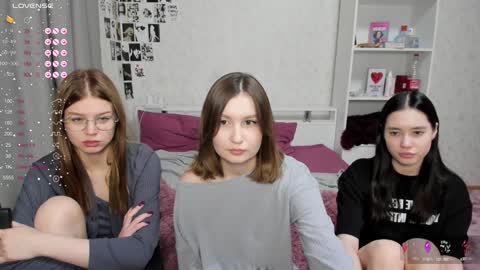 Veronica Tiia Lilith left to right online show from 12/10/24, 08:16