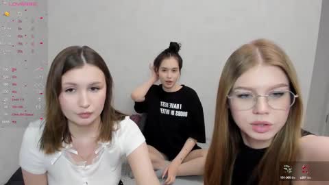 Veronica Tiia Lilith left to right online show from 02/16/25, 08:00