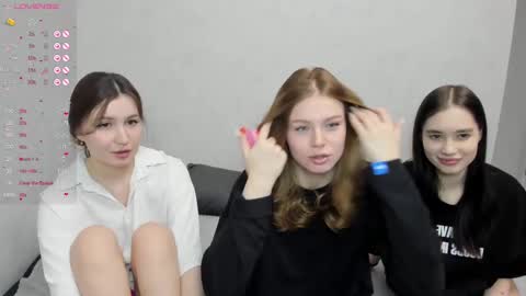 Veronica Tiia Lilith left to right online show from 02/26/25, 03:53