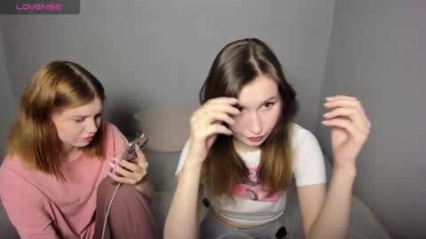 Veronica Tiia Lilith left to right online show from 09/26/25, 06:56